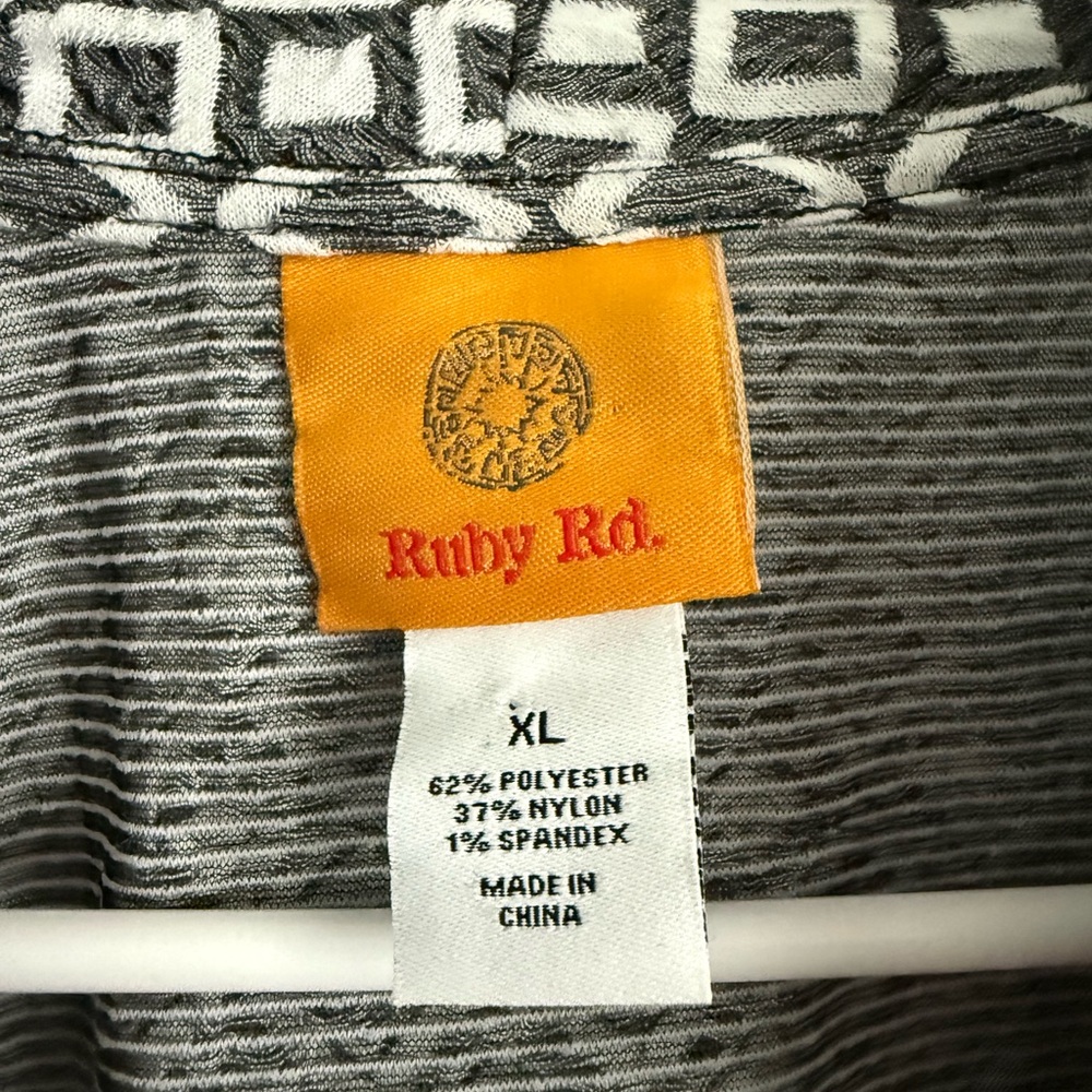 Ruby Rd. Black and White Textured Woven Jacquard Geometric Lightweight Cardigan - Picture 7 of 14